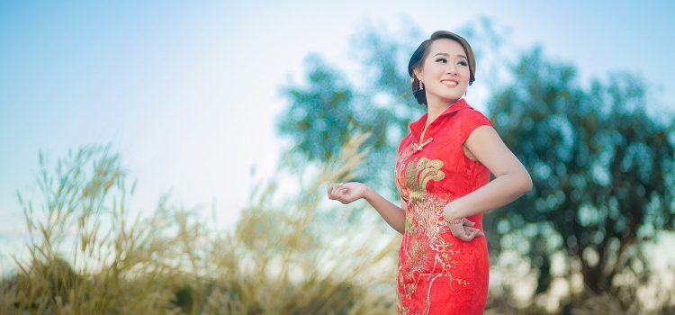 Robe chinoise rouge et brodée