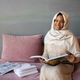 Femme en train de lire un livre sur l'islam