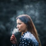Femme avec Un e-cigarette