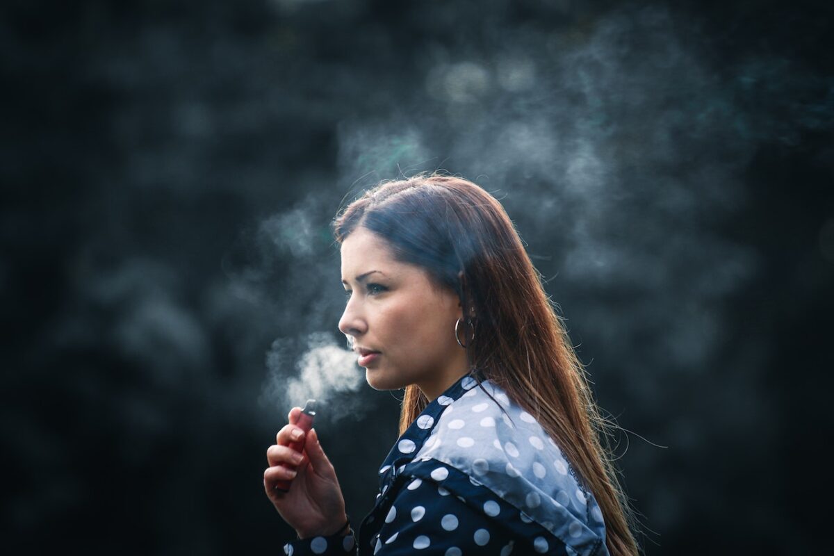 Femme avec Un e-cigarette