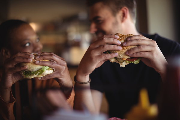 achat franchise quick, couple heureux de savourer les nouveaux burger maison