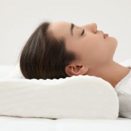 femme-dormir-oreiller-a-memoire-de-forme