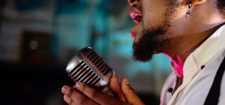 Comprendre la biomécanique de la voix : fonctionnement des cordes vocales et mécanisme vocal
