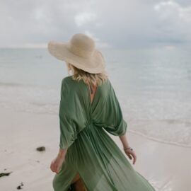 femme-en-robe-de-plage-confortable