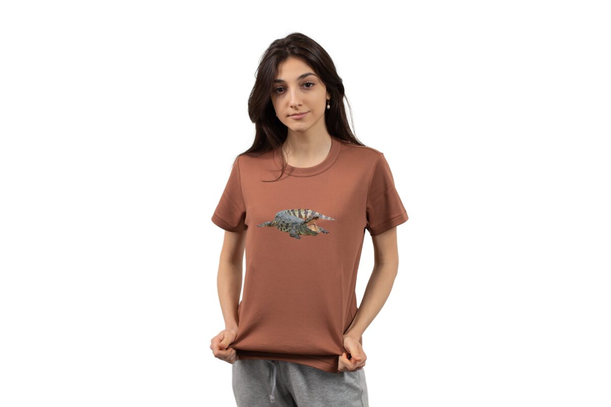 femme-en-t-shirt-crocodile
