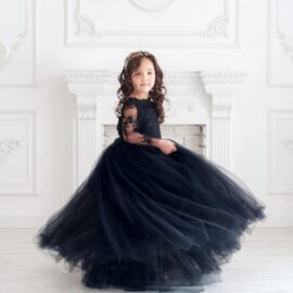 petite-fille-en-robe-de-princesse-noire