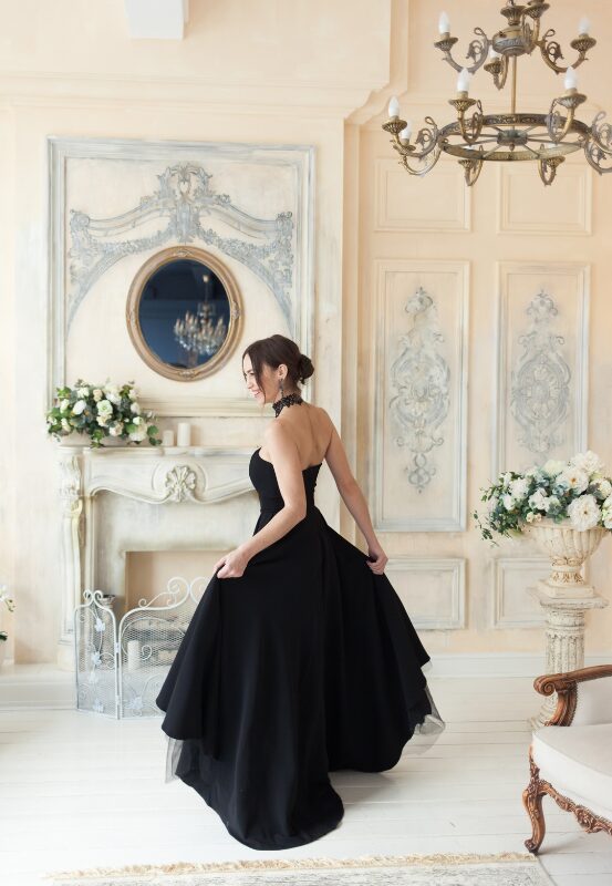 femme en robe noire