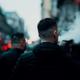 fumer-le-cigare-en-public