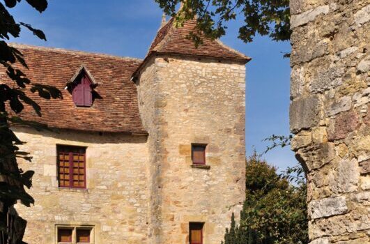 Maison en meulière : reconnaître, rénover et préserver ce bâti ancien Façade d’une maison en meulière ancienne avec ses pierres apparentes et ses volets en bois.